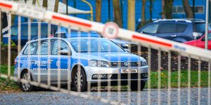 Ein Polizeiauto mit Bremer Kennzeichen steht hinter eine Bahnschranke