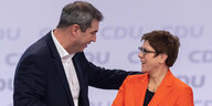 CDU-Chefin Kramp-Karrenbauer und CSU-Chef Markus Söder lachen sich freundlich an. Söder legt seine Hand auf ihre Schulter