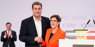 Markus Söder schüttelt Annegret Kramp-Karrenbauer die Hand