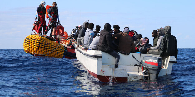 Seenotretter nähern sich einem Boot in Seenot auf dem Mittelmeer