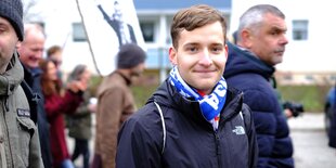 ein junger Mann auf einer Demo