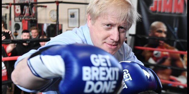 Großbritanniens Premier trägt Boxhandschuhe