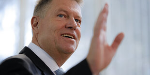 Klaus Iohannis winkt