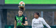 Die Wolfsburger Spielerin Dominique Bloodworth köpft den Ball.