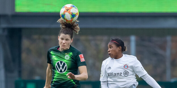 Die Wolfsburger Spielerin Dominique Bloodworth köpft den Ball.