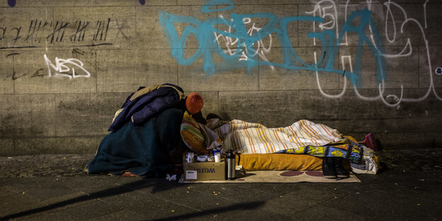 Obdachlosisgkeit: Bettlager am Bahnhof Zoo