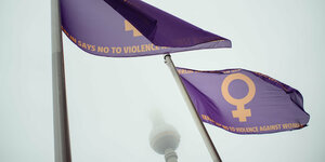 "Berlin says no to violence against women", steht auf zwei Flaggen. Im Hintergrund ist der Fernsehturm am Alexanderplatz.