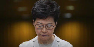 Regierungschefin Carrie Lam bei einer Pressekonferenz, sie schaut nach unten