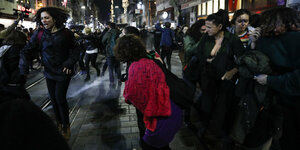 Demonstrantinnen rennen auseinander, weil die Polizei Pfefferspray eingesetzt hat