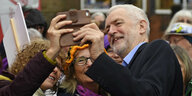 Jeremy Corbyn im Kreis von Fans, die Selfies mit ihm machen
