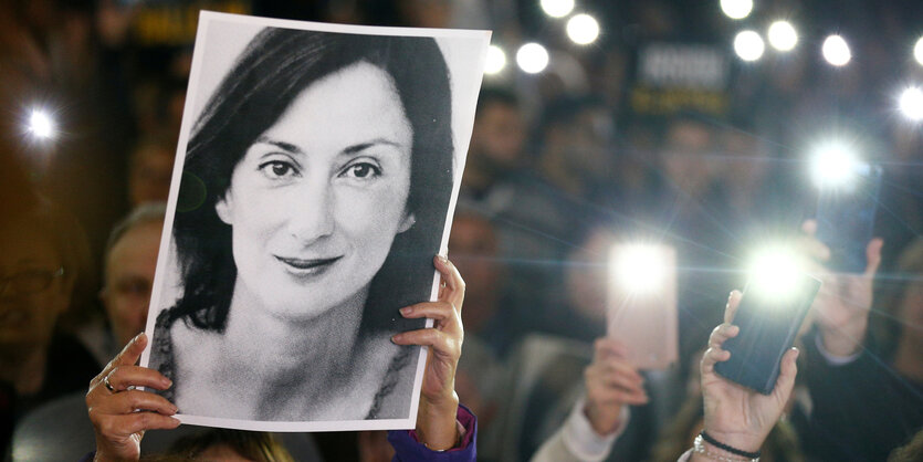 In einer Menschenmenge wird ein Foto von Daphne Galizia hochgehalten