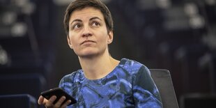 Ska Keller mit Smartphone guckt skeptisch in die Luft