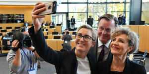 Drei Menschen machen ein Selfie im thüringischen Landtag