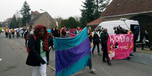 Menschen protestieren mit Bannern