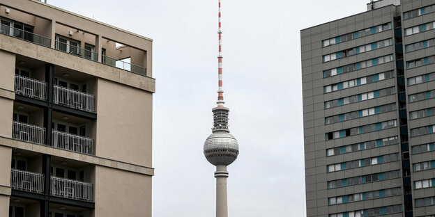 Der Berliner Fernsehturm zwischen zwei Hochhäusern