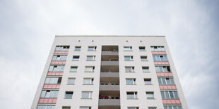 Ein Hochhaus ragt in den Himmel