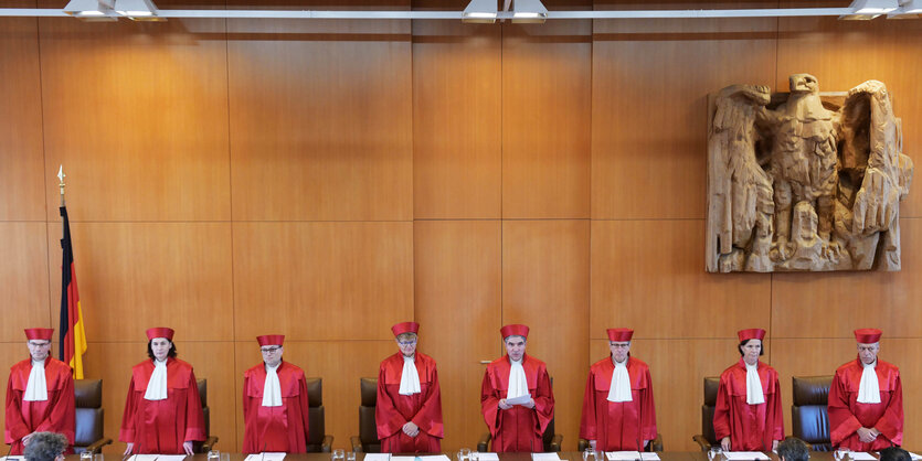 Der Erste Senats des Bundesverfassungsgerichts, (l-r) Henning Radtke, Yvonne Ott, Andreas L. Paulus, Susanne Baer, Stephan Harbarth, Vorsitzender des Senats, Johannes Masing, Gabriele Britz und Josef Christ, verkündet das Urteil über die Rechtmäßigkeit vo