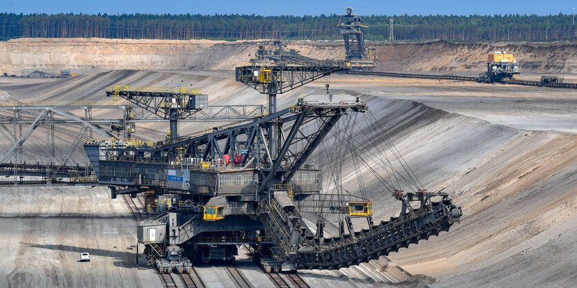 braunkohlebagger im tagebau vor blauem Himmel