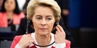 EU-Kommissionspräsidentin Ursula von der Leyen mit einem Kopfhörer