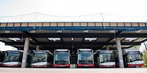 Elektrobusse stehen auf dem neuen Betriebshof der Hamburger Hochbahn im Stadtteil Alsterdorf.