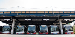 Elektrobusse stehen auf dem neuen Betriebshof der Hamburger Hochbahn im Stadtteil Alsterdorf.