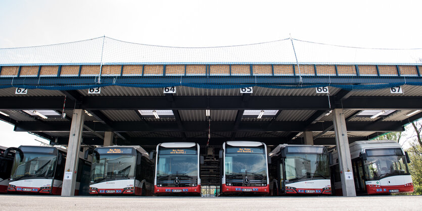 Elektrobusse stehen auf dem neuen Betriebshof der Hamburger Hochbahn im Stadtteil Alsterdorf.