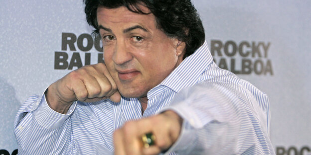 US-Schauspieler Sylvester Stallone stellt sich bei der Präsentation seines neuen Films "Rocky Balboa" in Boxer-Pose