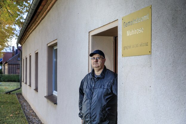 Ein Mann steht im Eingang seines Hauses Ein Mann steht im Eingang seines Hauses