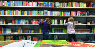 Kinder in einer öffentlichen Bibliothek in Erfurt