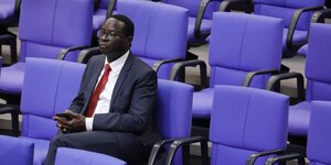 Ein Mann sitzt im Bundestag