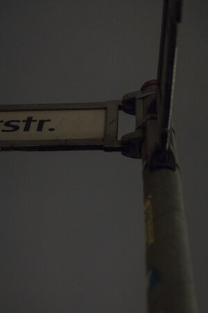 Der Teil eines Straßenschild vor Nachthimmel Der Teil eines Straßenschild vor Nachthimmel