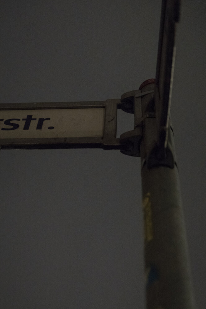 Der Teil eines Straßenschild vor Nachthimmel