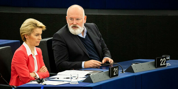 Zwei Menschen sitzen im EU-Parlament