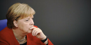 Angela Merkel schuat nachdenklich