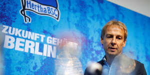Jürgen Klinmann im Medienraum bei Hertha BSC