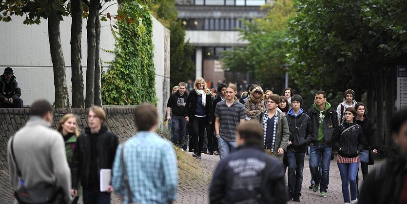 Junge Menschen auf dem Gelände einer Universität.