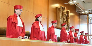 Richter in roten Roben bei einer Urteilsverkündung