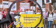 Aktivisten der Initiative für ein Transparenzgesetz stehen vor dem Roten Rathaus