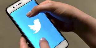 Smartphone mit geöffneter Twitter-App