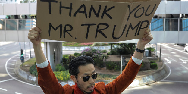 "Danke Mr. Trump!" Demonstrant mit einem Plakat am Donnerstag in Hongkong