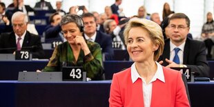 Ursula von der Leyen lacht nach einer gewonnen Abstimmung