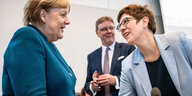 Michael Grosse-Brömer zwischen Angela Merkel (links) und Annegret Kramp-Karrenbauer (rechts)