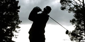 Silhouette eines Golfspielers