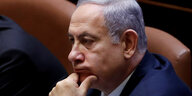 Benjamin Netanjahin hält sein Kinn
