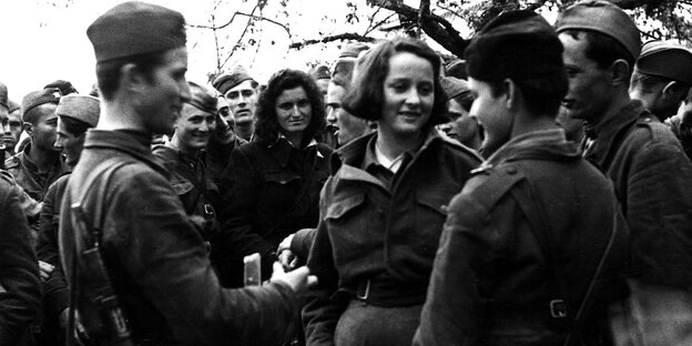 schwarz weiß Foto von Partisanen - junge Männer und Frauen in Uniform