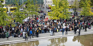 Menschen demonstrieren bei Fridays for Future in Berlin