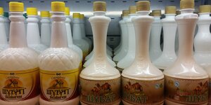 Mehrere weiße Plastikflaschen, auf deren Etiketten Kamele zu sehen sind