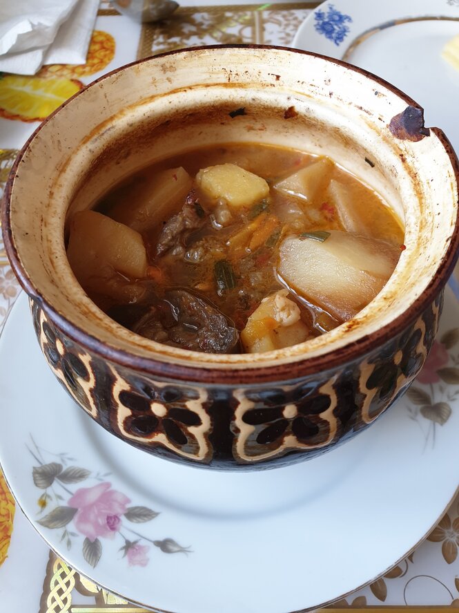 Eine Tonschale mit einer reichhaltigen Suppe gefüllt