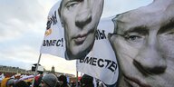 Fahnen mit dem Konterfei des russischen Präsident Wladimir Putin