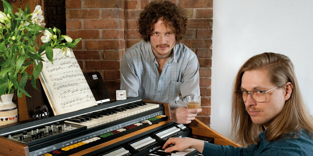 Die beiden Musiker an einer Bontempi-Orgel in einem alten Wohinzimmer
